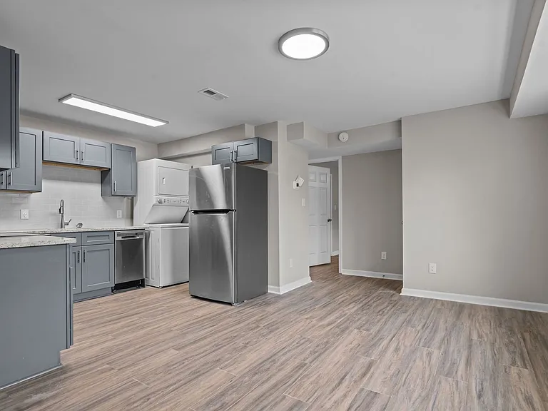 1302 E King St — Photo 18