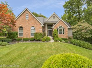 22685 Spy Glass Hill Dr, South Lyon, MI 48178