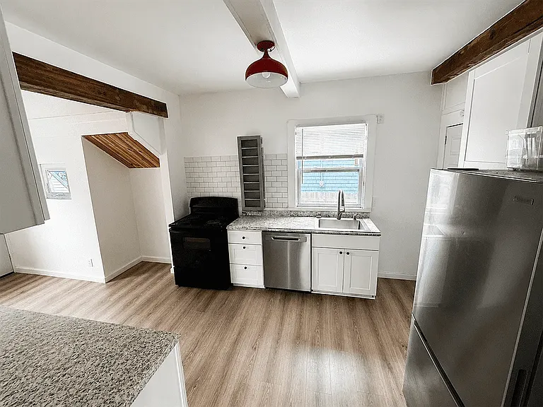 1140 Radcliffe Dr — Photo 2
