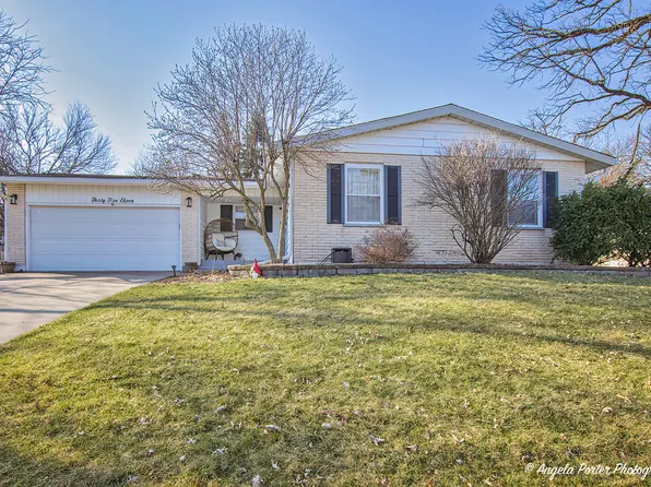 4511 Sussex Dr, McHenry, IL 60050