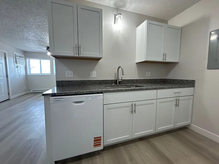 906 E E St — Photo 14