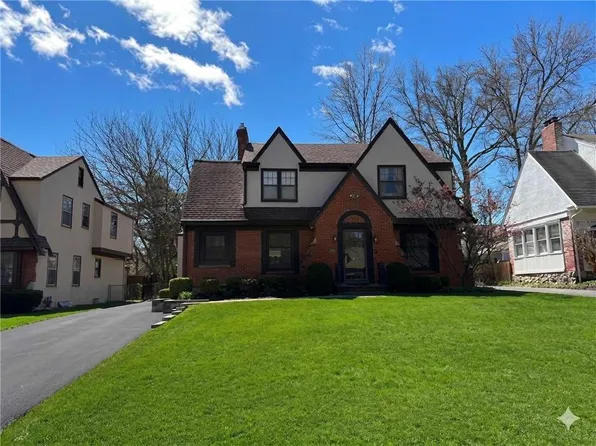 1207 W Gregory Blvd, Kansas City, MO 64114