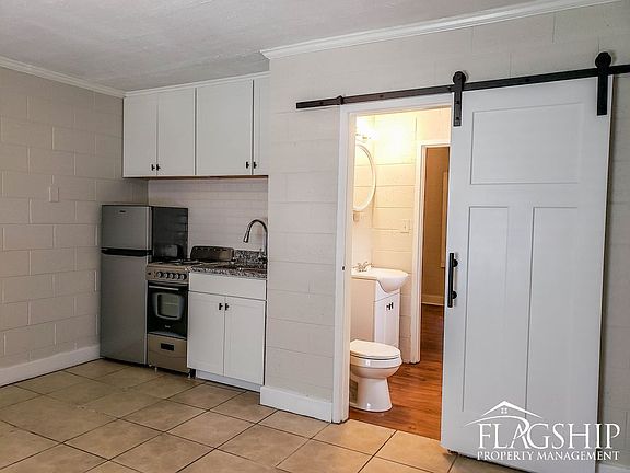 4th image of 402J Holly St