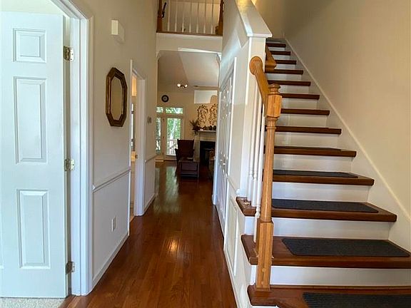 2nd image of 224 Vinca Cir