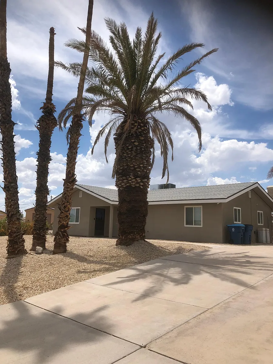 Building Photo - Rolling Hills Dr