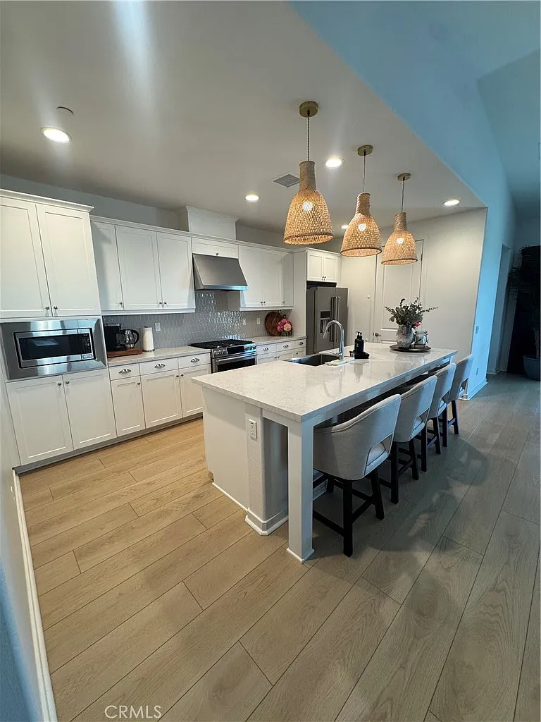 4 bed, 2085 sqft, $5,000 — Photo 3