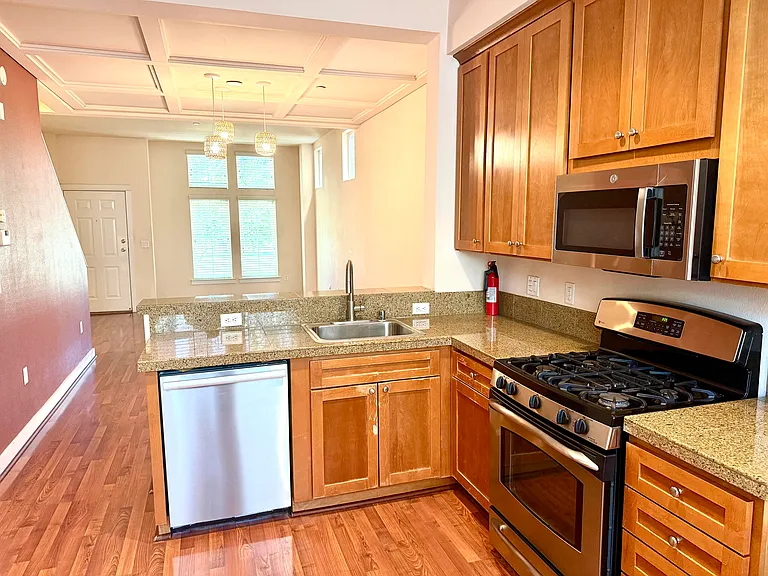 849 Frederick Cmns — Photo 2