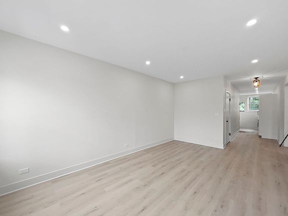 5th image of 6254 N Whipple St #6256-1