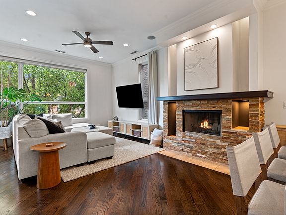 2nd image of 1131 W Addison St #2