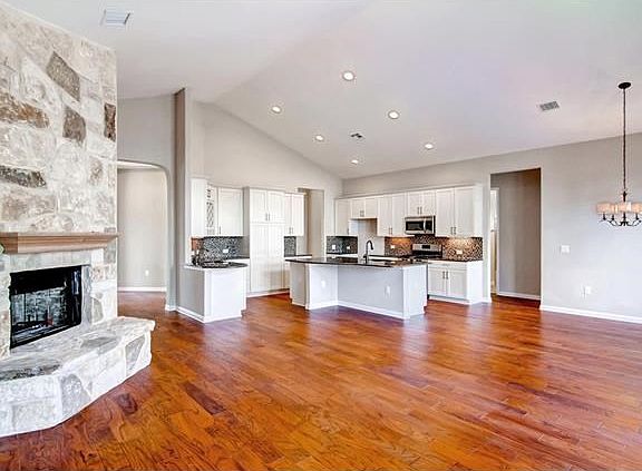 4th image of 18401 Bassano Ave