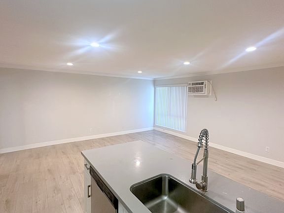 5th image of 13850 Victory Blvd #5ac6c03de