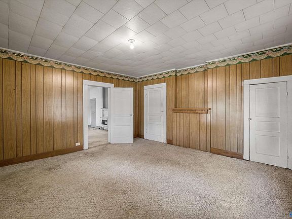 4th image of 131 College St