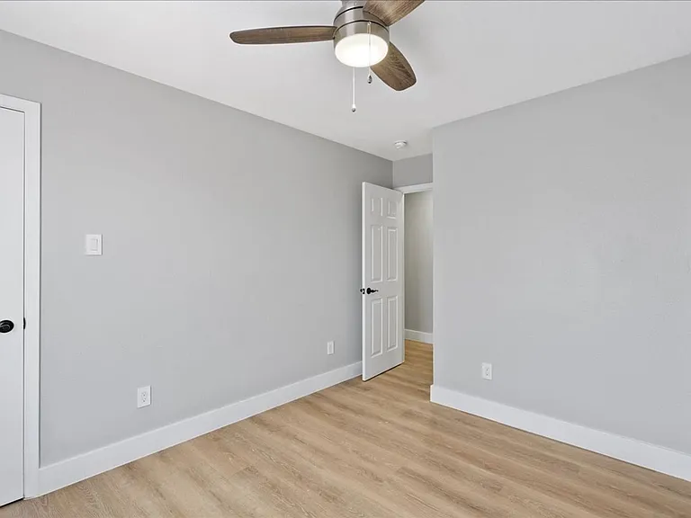 3107 E 13th St — Photo 37