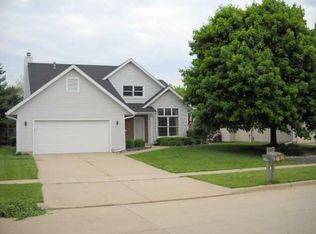 3416 Fountain Lake Dr, Bloomington, IL