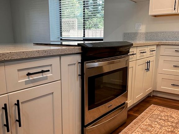 Kitchen, electric stove