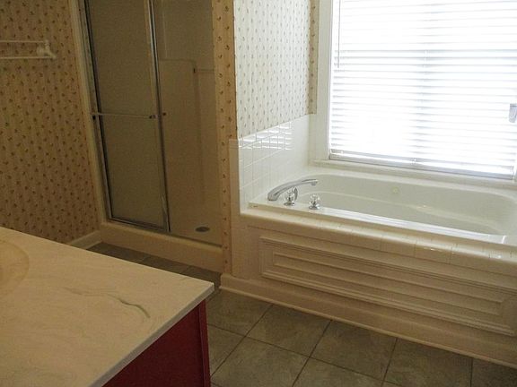 5th image of 104 Barry Ln