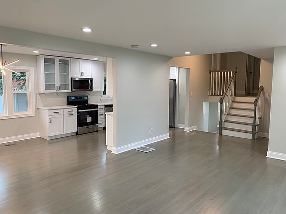 3rd image of 913 Winston Dr