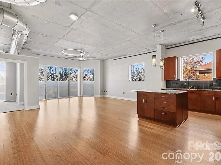 505 E 6th St #304 — Photo 11