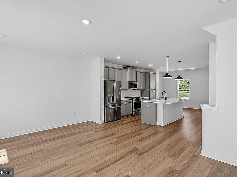64 Silverbell Ave — Photo 4