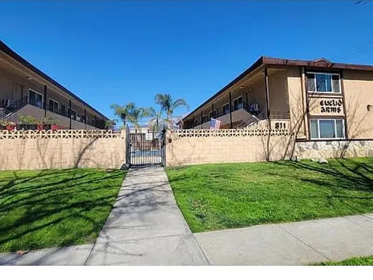811 Orchid Ct #L — Photo 2