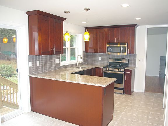 3rd image of 621 Elliott St