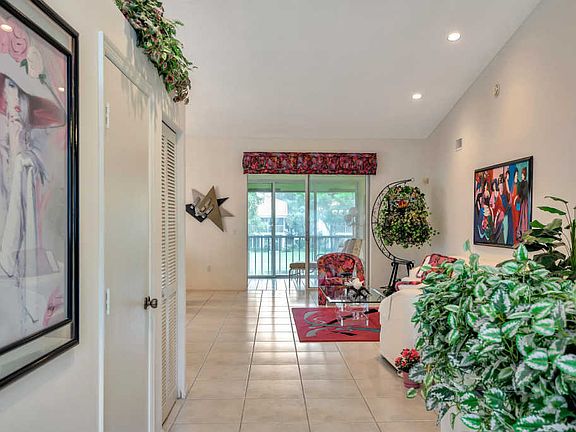 5th image of 9528 Shadybrook Dr APT 201