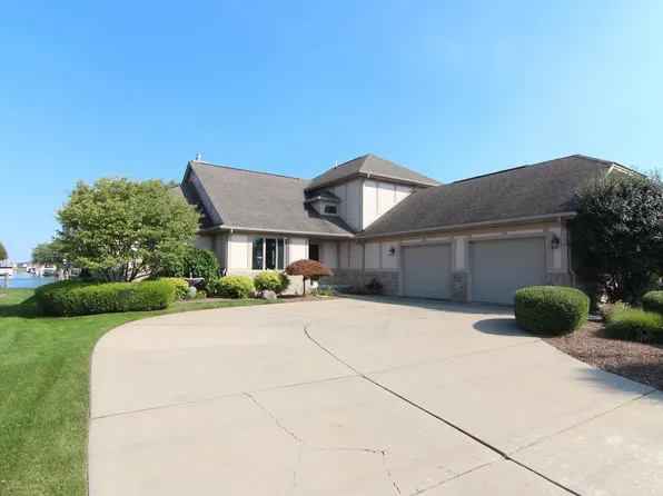 38744 Venetian Dr, Harrison Township, MI 48045