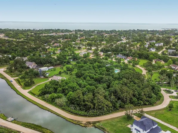 3515 E Bayou Dr, Shoreacres, TX 77571