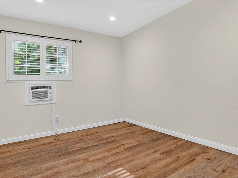 4711 Tyrone Ave — Photo 46