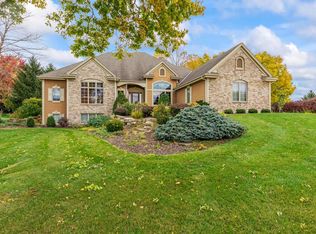 W261N2830 Woodburne Ct, Pewaukee, WI 53072