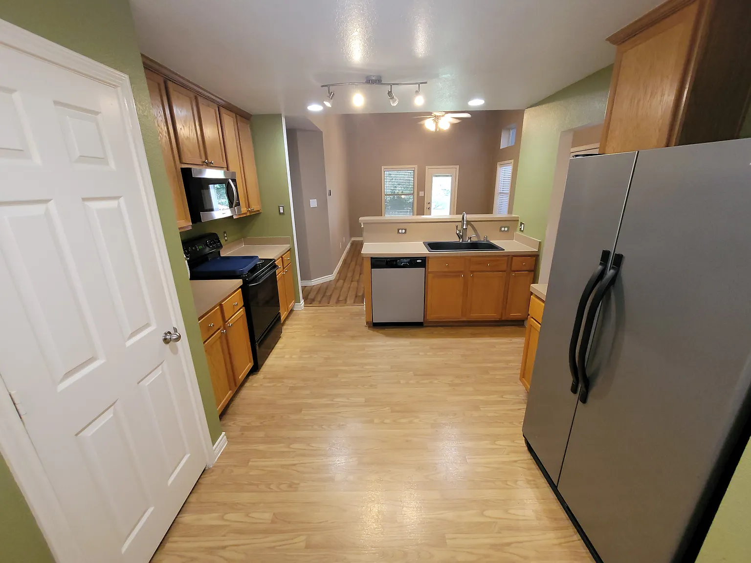 3 bed, 1455 sqft, $1,850 — Photo 2