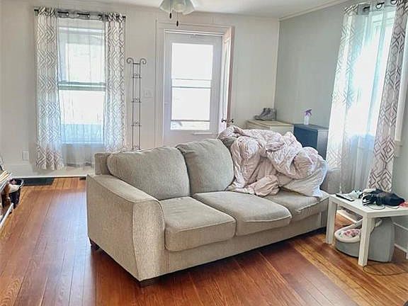 5th image of 453 College Ave
