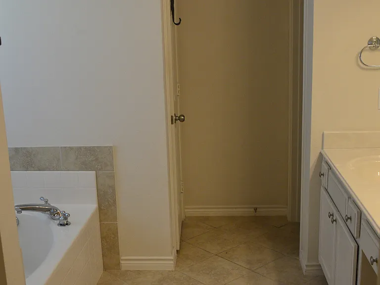 981 Crockett Dr — Photo 6
