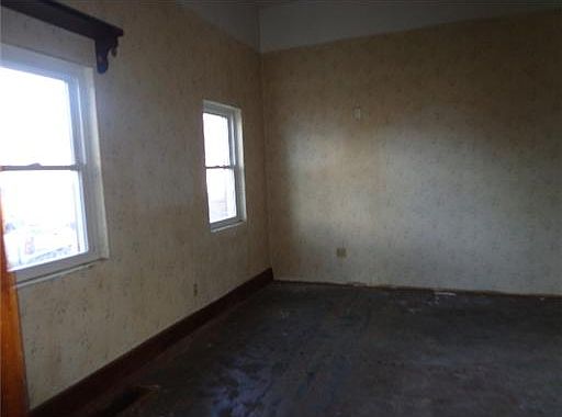 5th image of 246 Linden Ave