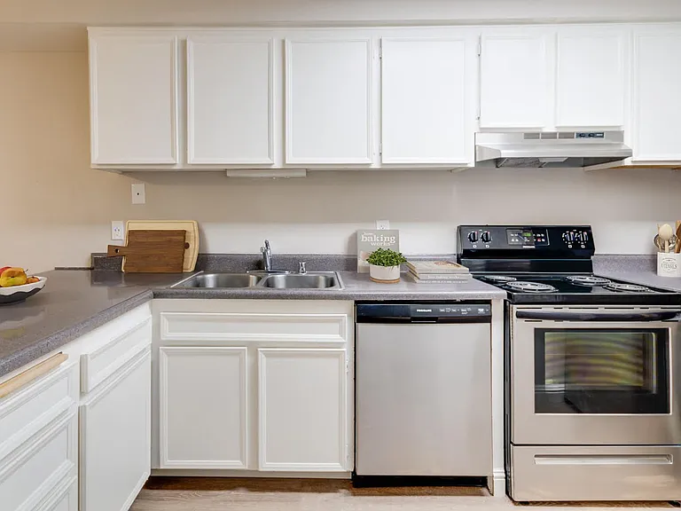 Hardy Avenue Apartments — Photo 13
