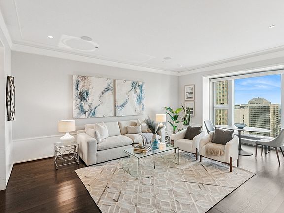 5th image of 77 E Walton Pl #26E