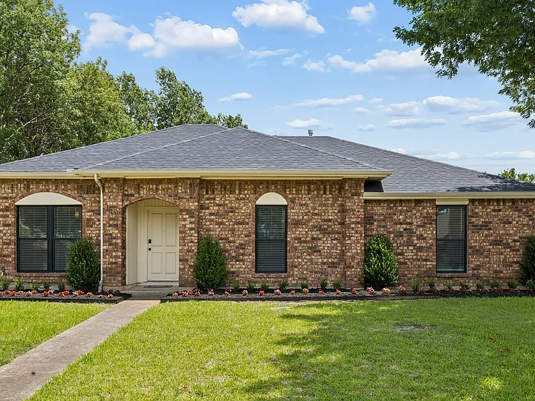 1916 Arbor Creek Dr — Photo 1