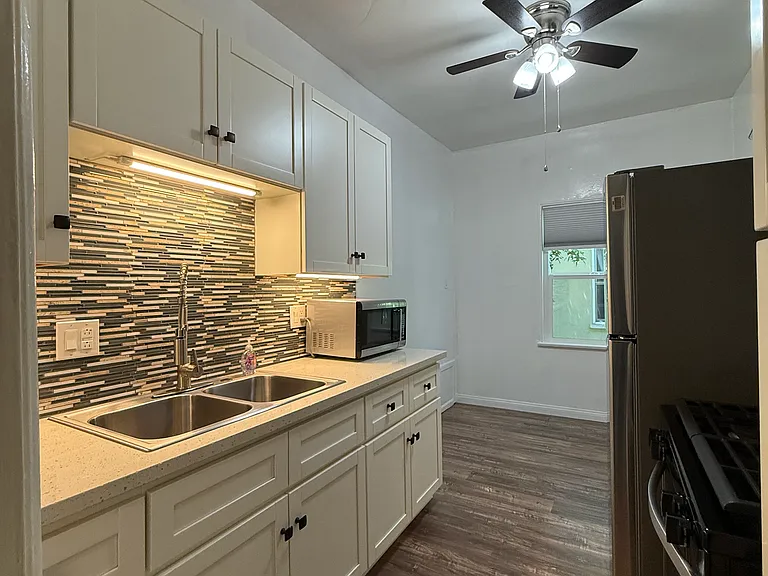 208 N La Peer Dr #7 — Photo 8