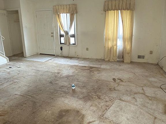 4th image of 19 King Henry Cir