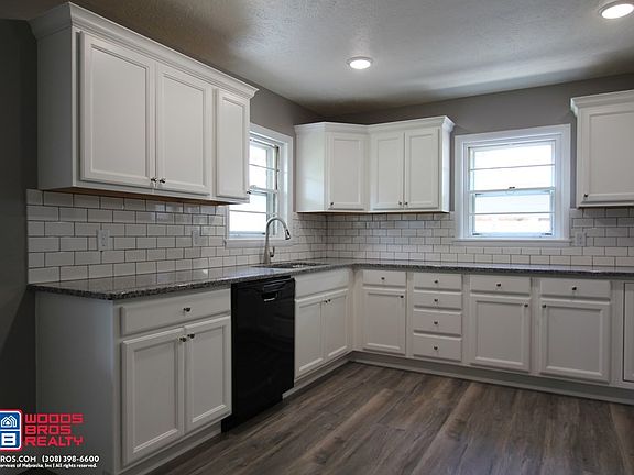 5th image of 310 Carey St