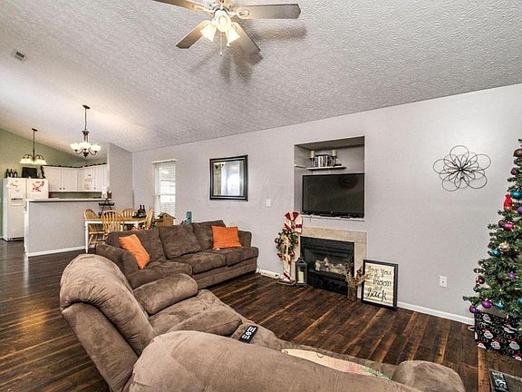5th image of 1135 Lake Forest Dr