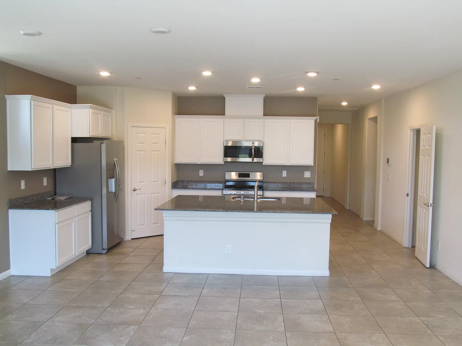 4 bed, 2035 sqft, $2,170 — Photo 4
