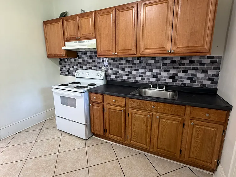 565 Main St #5 — Photo 4