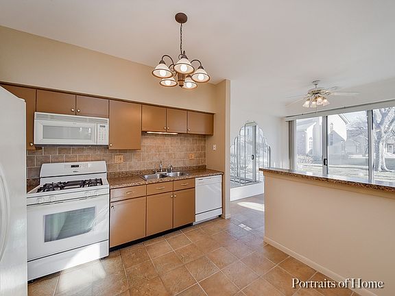 3rd image of 1415 Golfview Dr