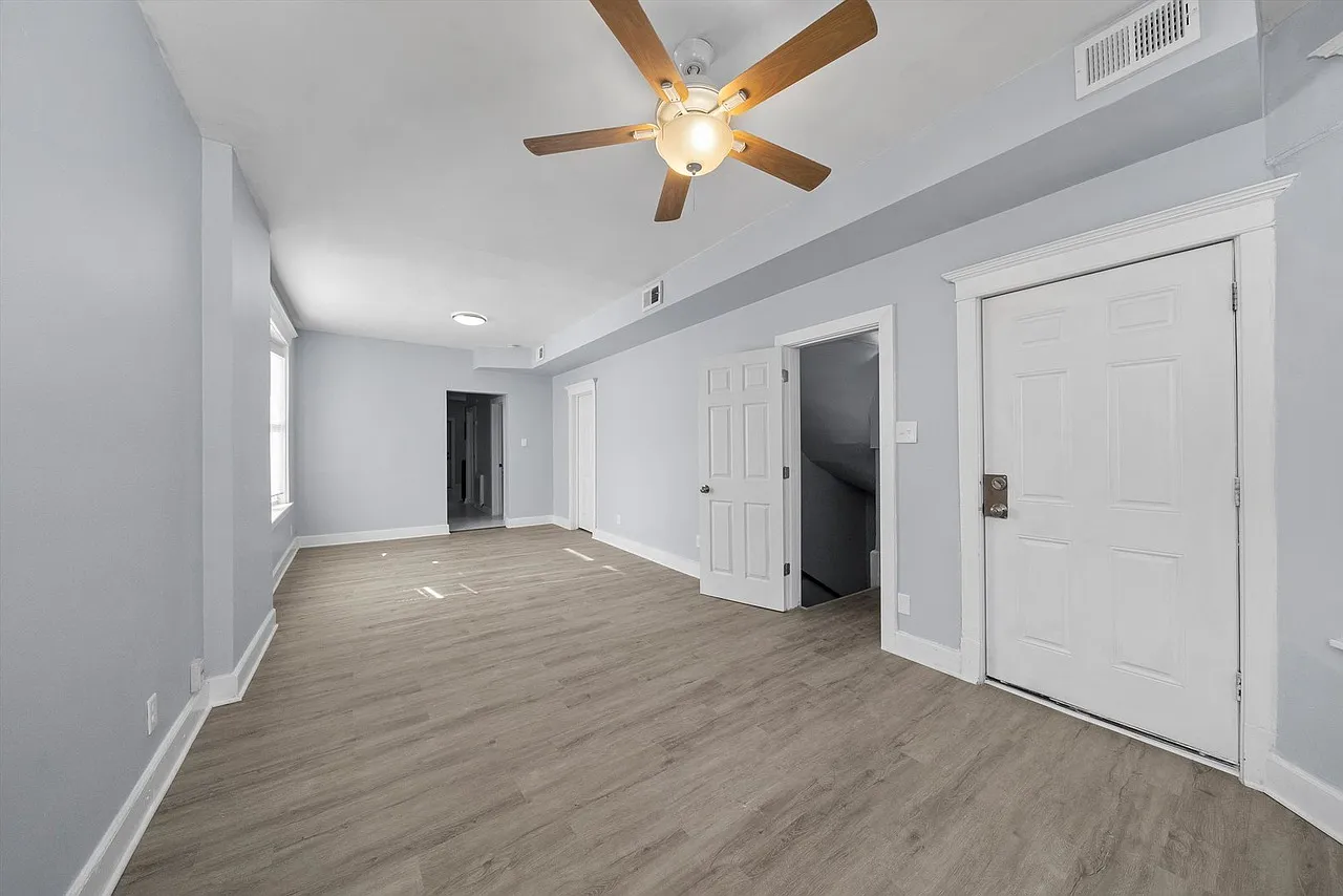 1036 N Springfield Ave — Photo 4