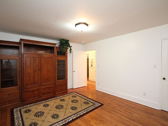 5th image of 205 S Hampton Dr