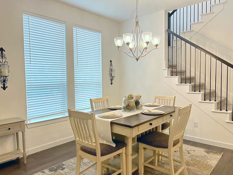 2410 Doncaster Dr — Photo 4