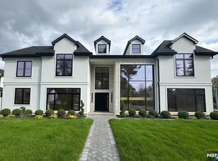 2 Maple St, Englewood Cliffs, NJ 07632