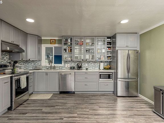 3rd image of 11023 NE Glisan St