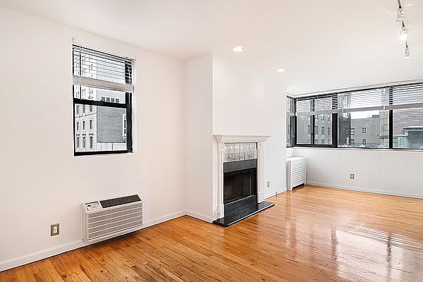 1st image of 150 W 58th St APT 11D